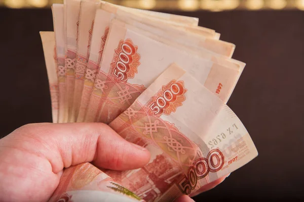 Rusya Rublesi para kavramı kazanmak Rus parası 5000 ruble banknot portre, makro yakın çekim