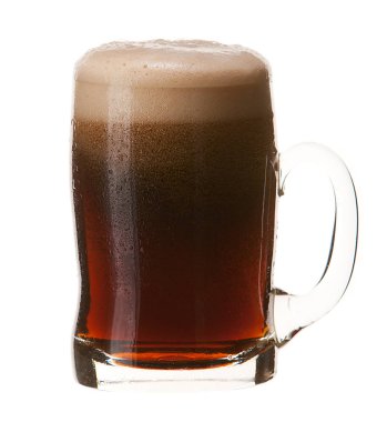 Beyaz arka plan üzerinde izole köpük koyu bira soğuk kupa.