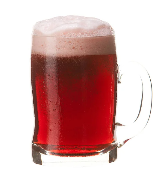 Taza fría de cerveza roja con espuma aislada sobre fondo blanco . — Foto de Stock
