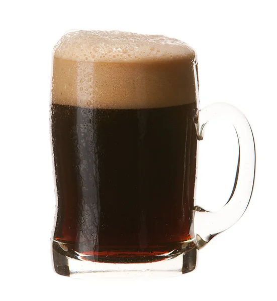 Taza fría de cerveza oscura con espuma aislada sobre fondo blanco . — Foto de Stock