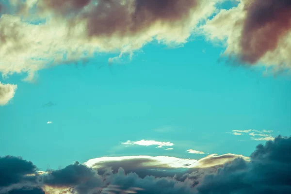 Nuvens escuras em um céu azul ao pôr do sol ou ao nascer do sol . — Fotografia de Stock
