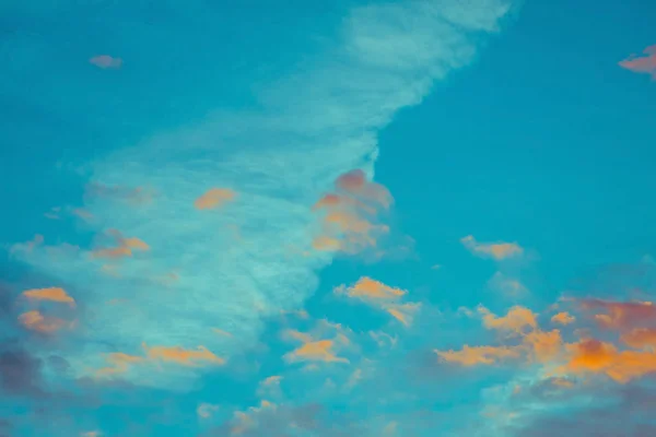 Blaue und orangefarbene Wolken am Himmel bei Sonnenuntergang oder Sonnenaufgang. — Stockfoto