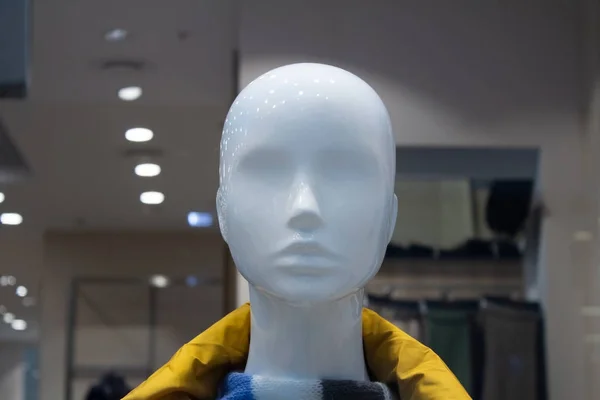 Hoofd van een witte mannequin bij winkel achtergrond. Stockfoto