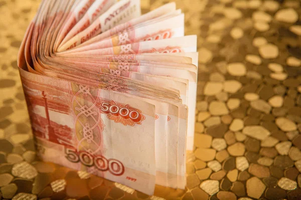 Rusya Rublesi para kavramı kazanmak Rus parası 5000 ruble banknot portre, makro yakın çekim