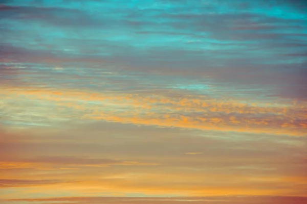 Blaue und orangefarbene Wolken am Himmel bei Sonnenuntergang oder Sonnenaufgang. — Stockfoto