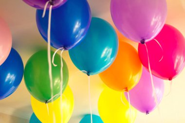 Balonlar ve mutlu kutlama parti arka plan ile renkli balonlar