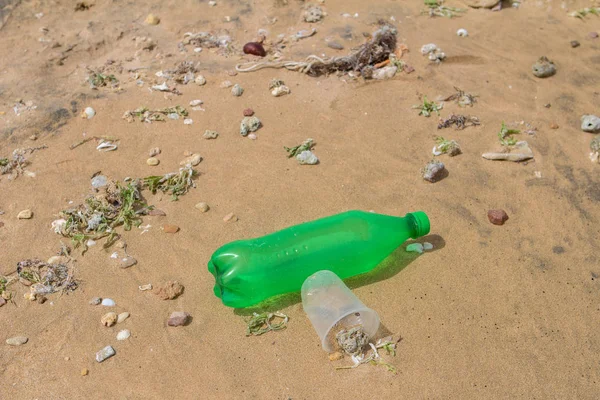 Müll am Strand. Umweltverschmutzungskonzept. — Stockfoto