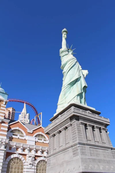 Las Vegas Boulevard işareti ve özgürlük heykeli