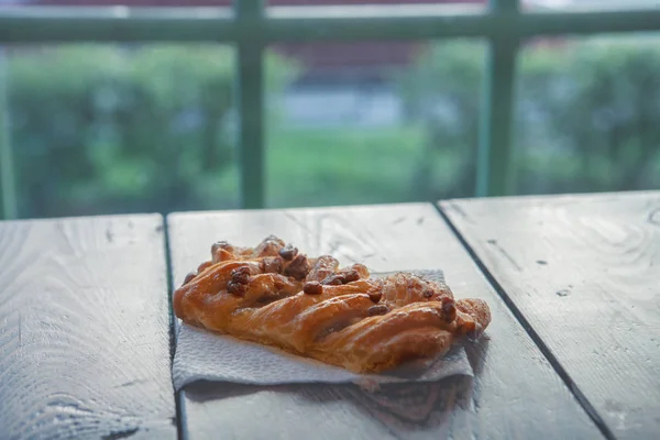 Délicieux gâteau fait maison sur fond en bois. Image tonique — Photo