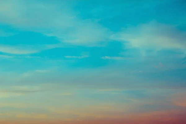 Nuvens céu azul e laranja ao pôr do sol ou ao nascer do sol . — Fotografia de Stock