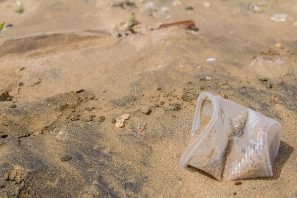 Müll am Strand. Umweltverschmutzungskonzept. — Stockfoto