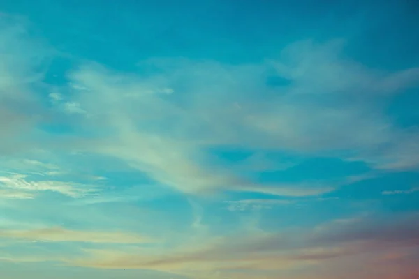 Blaue und orangefarbene Wolken am Himmel bei Sonnenuntergang oder Sonnenaufgang. — Stockfoto