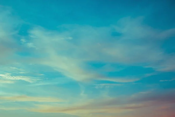 Nuvens céu azul e laranja ao pôr do sol ou ao nascer do sol . — Fotografia de Stock