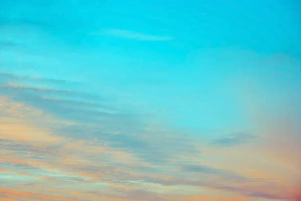 Blaue und orangefarbene Wolken am Himmel bei Sonnenuntergang oder Sonnenaufgang. — Stockfoto