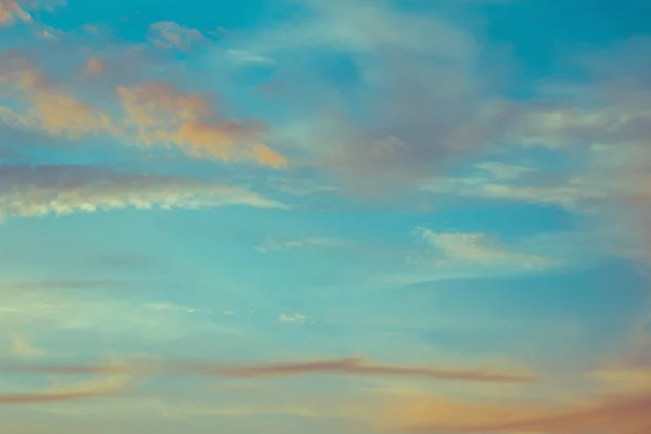 Nuvens céu azul e laranja ao pôr do sol ou ao nascer do sol . — Fotografia de Stock