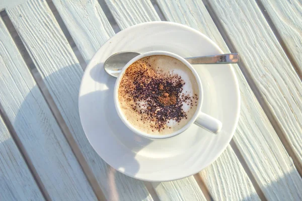 fincan cappuccino latte art ahşap beyaz masa Tarih ile. üstten görünüm