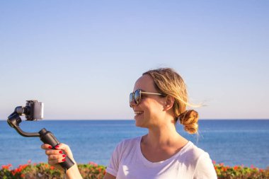 yapımı video smartphone ile açık - genç kız yeni teknoloji trendleri - gençlik yaşam tarzı ve sosyal medya kavramı ile eğleniyor besleme.