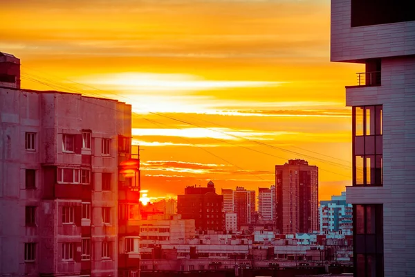 Nubes azules y anaranjadas al atardecer o al amanecer en la ciudad . —  Fotos de Stock