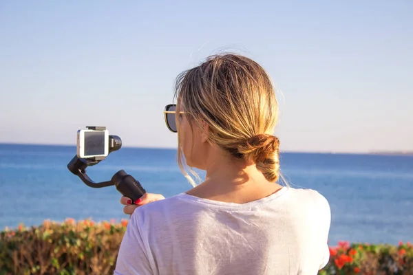 Selfie 縦旅行女性の携帯電話でビデオのビデオブログを記録 — ストック写真