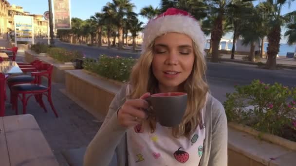 Portré Fiatal Gyönyörű Kávéfogyasztás Karácsonyi Kalapban Beach Café Trópusi Háttér — Stock videók