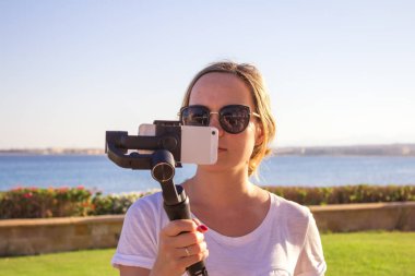 yapımı video smartphone ile açık - genç kız yeni teknoloji trendleri - gençlik yaşam tarzı ve sosyal medya kavramı ile eğleniyor besleme.