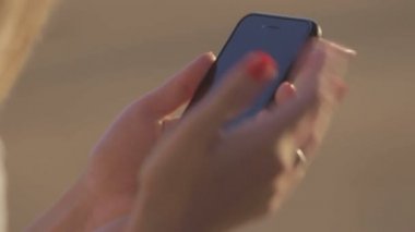 yaz plaj cep telefonu ile kız denizde seyahat. yakın çekim