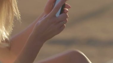 yaz plaj cep telefonu ile kız denizde seyahat. yakın çekim