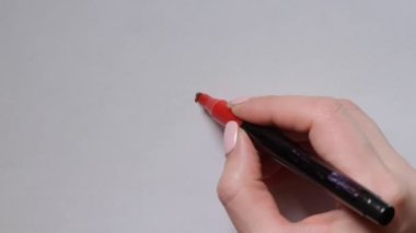 El yazmak bir beyaz tahta üzerinde kırmızı kalemle seni seviyorum.