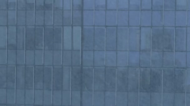 市中心办公室窗户前的暴风雪 — 图库视频影像