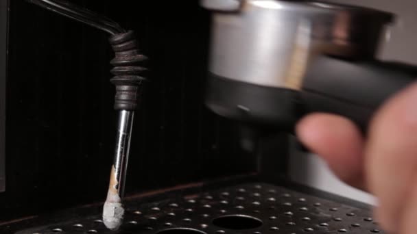 Herstellung von hausgemachtem Cappuccino-Kaffee aus Körnern — Stockvideo