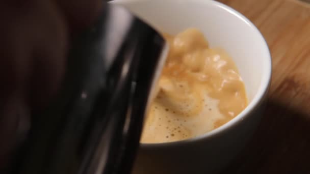 Att Göra Hemmagjord Cappuccino Kaffe Från Korn — Stockvideo