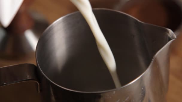 Maken van zelfgemaakte cappuccino koffie van granen — Stockvideo