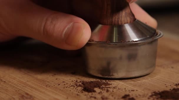 Приготовление домашнего кофе из зерна капучино — стоковое видео