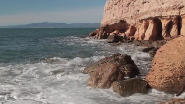 悬崖和岩石海岸地中海在西班牙。萨卢. — 图库视频影像