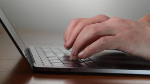 Man gebruik laptop en werk op toetsen. — Stockvideo