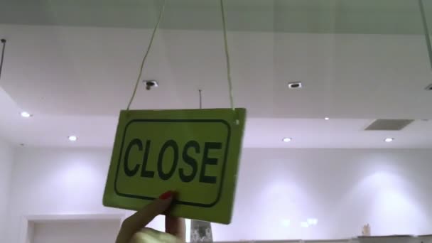 Store ägare roterande stängda skylt i butiken dörröppning — Stockvideo