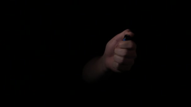 The hand appears from the dark and turns on the lighter and disappears. — Stock Video