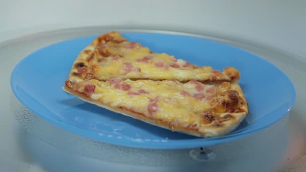 Pizza wird in der Mikrowelle gekocht und rotiert — Stockvideo