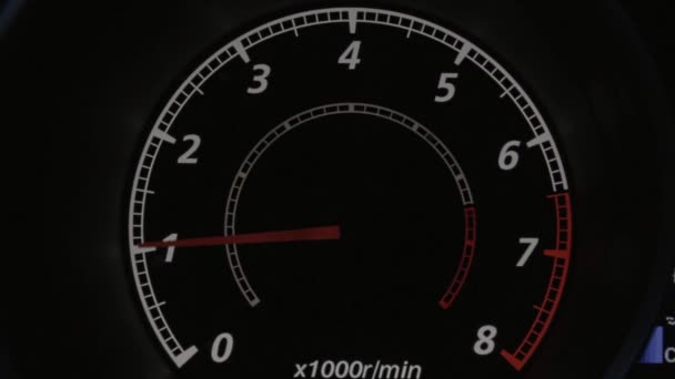Araba takometre ve üzerine işaretçisini taşıma — Stok video