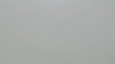 Kırmızı zar beyaz tahta masada oynamak