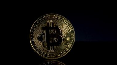 siyah bir arka plan Bitcoin Güz 