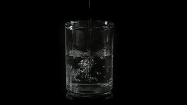 Стопка водки на черном наполнена водкой — стоковое видео