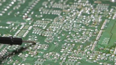 Teknisyen kontrol kurulu voltmetre kullanarak.