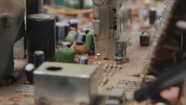 Teknisyen kontrol kurulu voltmetre kullanarak — Stok video