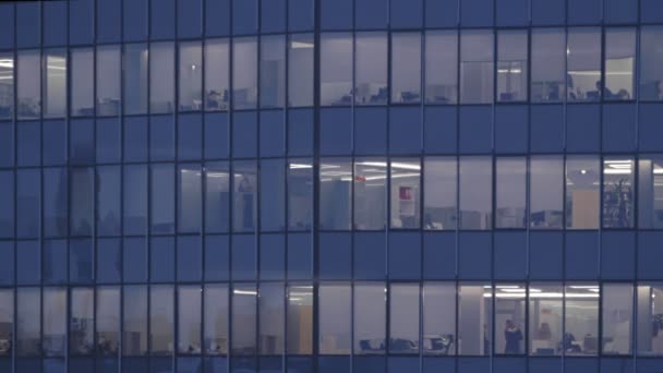 Windows večerní kancelářská budova. pozdě v noci — Stock video