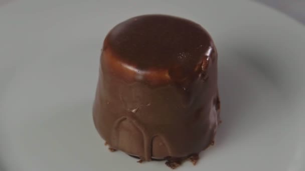 Bolo de chocolate na placa branca — Vídeo de Stock