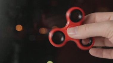 fridget spinner kırmızı renk oynayan adam