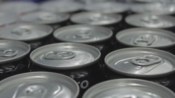 Panorama van soda cans close-up — Stockvideo