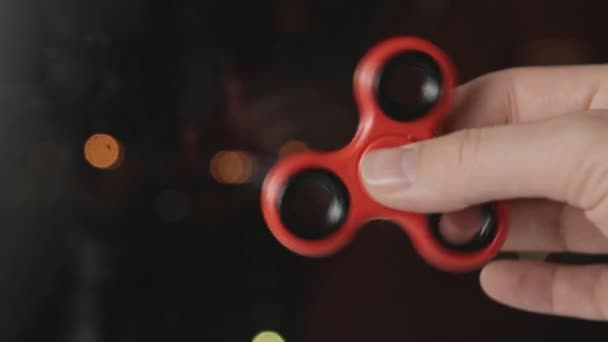 Hombre jugando frigorífico spinner color rojo — Vídeo de stock