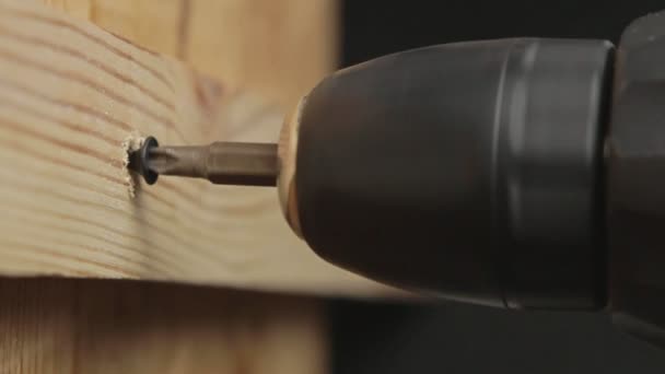 Desaparafusar parafuso fora da prancha de madeira — Vídeo de Stock